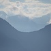 Blick vom Bivacco Alpe Scaredi zum Bivacco Alpe della Colma - im Zoom, versteht sich. Man erkennt die Alpe della Colma etwas links von der Mitte auf dem Sattel. Sie ist ein Tagesmarsch entfernt.