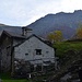 Alpe la Piana, am Abstieg nach Premosello (links neben dem Schornstein, auf dem Grat, die Alpe della Colma)