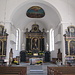 Interno della chiesa parrocchiale della Santa Croce ad Amsteg.<br />L'altare centrale è affiancato dalle statue dei S.S. Pietro e Paolo.<br />