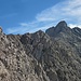 ...quert der Steig schließlich hinüber zum breiten Leiterjöchl. Rechts der Medriolkopf.