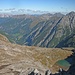 An der Bitterscharte schaut man vorbei am Bitterichsee hinunter nach Gramais.