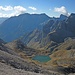 Blick von der Scharte über die Lacke zum mächtigen Oberrauhekopf. Rechts hinten das Blankahorn.