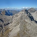 Blick zum Leiterjöchl; links Medriolkopf, rechts die Leiterspitzen. Ganz hinten links Freispitze, Feuerspitze und Holzgauer Wetterspitze.