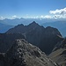 Von der Gebäudspitze schaut man über die Kreuzjochspitze in die Zentralalpen.