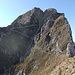 Rückblick zum Monte Cadria, ein wilder Steig schlängelt sich hier durch die NO-Flanke