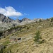 Poco dopo il rifugio si raggiunge in breve l'Alpe Vedlè, in primo piano. Laggiù sullo sfondo, il Pizzo dei Piodisc appare ancora terribilmente lontano! 