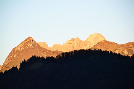 Fronalpstock und Mürtschen im Zoom.