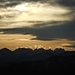 Wie kleine Wattebäuschchen hängen Wolken über den Karwendelgipfeln