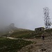 wir streben - nach dem Kürzest-Besuch im Fiori del Baldo - in der aufkommenden Wolkenschicht dem  Rifugio Chierego entgegen