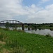 Hat schon bessere Zeiten gesehen: eine rostige Eisenbahnbrücke über die Weser.