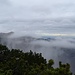 Auf dem Gipfel des Bogartenfirst (P. 1811 m). Wolken kommen über dem Appenzellerland auf.