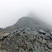 Blick vom Piz Segnas über den Südgrat. Den Abstieg kenne ich gut, weshalb ich den Abstieg, trotz Wolken und Regen, entspannt angehen kann.