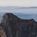 Noch einmal die Gumpenkarspitze vor dem Nebel im Flachland / Ancora la Gumpenkarspitze davanti alla nebbia nella pianura