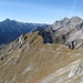 Rückblick vom Gipfel mit Wetterstein und Mieminger Bergen.