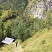 beim Abstieg von den Mähder in den Graben geht es an einer Hütte vorbei