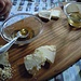 Tagliere di formaggi nostrani e falso miele