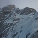 Bei Schnee wirkt der Gipfelaufbau alpin.