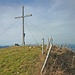 Das schlichte Gipfelkreuz am Setzberg.
