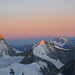 Morgen am Schaligrat: Erste Sonnenstrahlen am Dent Blanche, der Schatten des Weisshorns neben dem Mond, der über dem höheren, aber noch schattigen Mont Blanc (weiter westlich) untergeht 