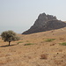 Beşbarmaq dağı - Ausblick zum "Fünf-Finger-Berg" aus etwa nordwestlicher Richtung. Im sommerlichen Dunst ist das Kaspische Meer im Hintergrund nur zu erahnen.