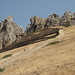 Beşbarmaq dağı - Blick zu den Felsformationen während des Aufstiegs. Bei genauem Hinsehen ist das kleine Häuschen im Gipfelbereich zu erahnen (rechts neben der linken Scharte).