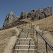 Beşbarmaq dağı - Vom Picknickplatz führt eine lange Treppe hinauf an die Felsen.
