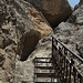 Beşbarmaq dağı - Immer wieder führt der Steig durch die Felsen über steile Tritte und Stufen.