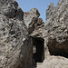Beşbarmaq dağı - An einem kleinen Häuschen im Gipfelbereich endet der Steig durch die Felsen.