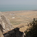 Beşbarmaq dağı - Aussicht aus dem Gipfelbereich in etwa östliche Richtung. Über den Samur-Abşeron-Kanal, die Bahnstrecke und die Autobahn hinweg geht der Blick zum Kaspischen Meer. Da dieses auf "minus" 28 m liegt, kann man vom Beşbarmaq dağı sozusagen tiefer blicken - als der Berg hoch ist ;-).