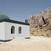 Beşbarmaq dağı - Am südlichen Fuß der Felsen befindet sich eine kleine Moschee (ca. 465 m).