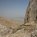 Beşbarmaq dağı - Ausblick am Fuß der Felsen in annähernd nördliche Richtung. Die etwas links der Bildmitte im Dunst zu erkennende Ortschaft dürfte zum Rayon Siyəzən gehören.