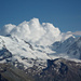 Cumuli überragen die Gletscherriesen
