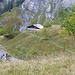 Von der Tschingelbahn Bergstation führt der Weg an der einzigen Hütte auf der Schwammegg vorbei und .. 