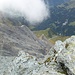 Rückblick aus dem Ausstiegscouloir. In der Bildmitte der Scheitelgrat und darunter die Alphütten von Horn. Der Fels im Vordergrund ist Verrucano-Phyllit.