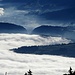 Nebelschwaden hinten im Walgau. Das Nebelmeer macht davor bei Feldkirch halt. Im Vordergrund das Rheintal. Bei der  Landzunge sollte es sich um den Schellenberg handeln. Annotierung ohne Gewähr