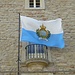 stolz weht die Fahne von San Marino am Gebäude der Handelskammer & Arbeitsamtes