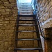 die eigentliche "Schlüsselstelle" unserer Tour: eine steile Treppe, welche in einer engen Öffnung endet - da passt nicht jede/r durch ...