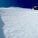 In der zweiten Felsstufe steilt sich der Schnee zum Schluss wandartig auf. Die letzten ca. 15 Höhenmeter schätze ich mit 55° ein. 