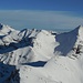 Im Osten zeigen sich im weiteren Verlauf der Hauptkette die höchsten Gipfel des Karwendels von ihrer schönsten Seite.