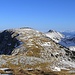 Auf dem Ruchbüel: Der Blick über den langgezogenen und breiten Chreialpfirst.