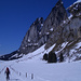 Abfahrt bei der Alp Tesel tief unter den Felstürmen des Schafbergs