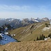 Blick von der Stockeflue zu unserem Wegverlauf vom Looherehürli zur Alp Wildestei und der Traverse unter dem Wildenstein hindurch zum Sattel