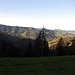 Wiesen liegt im Tal unten