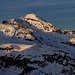  Piz Calandari (2556m): Gipfelaussicht in der Abendsonne auf den Piz Beverin (2998m).