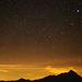 Als ich um 5 Uhr aus dem Fenter der Hütte schaute war der Himmel klar ohne Mondlicht. Auf dem Foto ist links und unten das Sternbild "Achterdeck des Schiffs" (Puppis) zu sehen, Rechts ist der Grosse Hund (Canis Major) mit seinem hellen Hauptstern Sirius (α CMa).<br /><br />Beschreibung vom Sirius: [http://www.hikr.org/gallery/photo179483.html?post_id=16835#1]