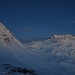 Aussicht von der Farcletta digl Lai Pintg (2590m) vobei an den Gipfeln der Grauhörner / Pizzas d'Anarosa zur 3000er-Gipfelgruppe mit Bruschghorn das ganz hinten ist. Die Dreitausender sind Schwarzhorn (3032m), Gelbhorn / Piz Mellen (3035,9m) und eben das Bruschghorn (3056m).