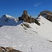 Oberhalb der etwa 2770m hohen Lücke, etwa auf gleicher Höhe wie P.2806m, erreichten wir den Bruschghorn Ostgrat wo wir in der Sonne eine verdiente Rast machten. Hinten ist der Piz Tuf (2834m) links der berühmte Piz Beverin (2998m).<br />