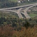 Der Jucheggpfad führt, wie die Landeskarte zeigt, praktisch über den Autobahntunnels in die Höhe. Der Blick von oben lässt das fast amerikanisch anmutende Autobahngewirr im Gebiet Brunau gut erkennen.