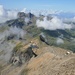 Gipfelblick zum Häxeseewli und Reeti, Simeli und Faulhorn (etwas in den Wolken)