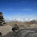 Gipfelsteinmann auf dem höchsten Punkt; mit Blick gegen Wildgärst